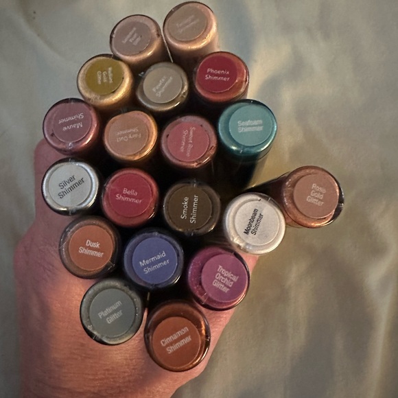 New Long-Lasting ShadowSense in Tons of Colors - Picture 14 of 16